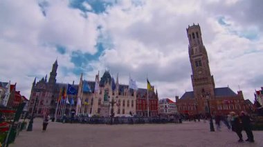 Bruges, Belçika - 15.09. 2025: Bruges sokakları. Brugge 'de mimarlık ve turizm. Renkli evler. Zaman ayarlı..