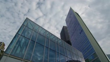 Finans Bölgesi 'ndeki Modern Ofis Mimarisi' ne bakıyorum. İş ve Finans Konsepti. Zaman Uygulaması.