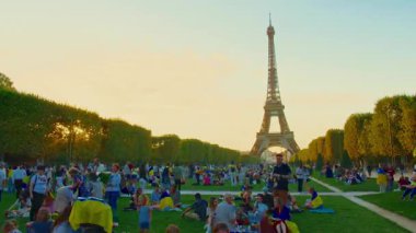 Paris, Fransa - 25.08.2025: Akşamları Eyfel Kulesi 'nde güzel bir ışık, gece şenlikli bir atmosfer yaratır. İnsanlar açılıp bu güzelliği görmeye geliyor. Zaman Uygulaması.