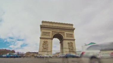Zafer Takı 'nın önünde trafik vardı. Paris, Fransa. Zaman Uygulaması.