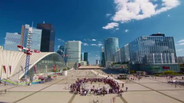 Paris 'teki modern iş ve finans sektörünün gökdelenleri. Zaman Uygulaması.