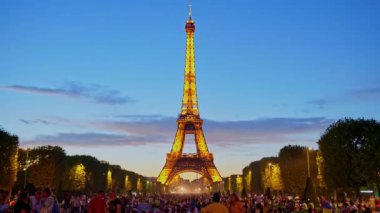 Paris, Fransa - 25.08.2025: Akşamları Eyfel Kulesi 'nde güzel bir ışık, gece şenlikli bir atmosfer yaratır. İnsanlar açılıp bu güzelliği görmeye geliyor. Zaman Uygulaması.