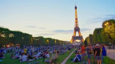 Paris, Fransa - 25.08.2025: Akşamları Eyfel Kulesi 'nde güzel bir ışık, gece şenlikli bir atmosfer yaratır. İnsanlar açılıp bu güzelliği görmeye geliyor. Zaman Uygulaması.