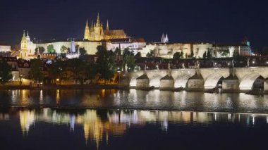 Prag Kalesi ve Charles Köprüsü 'nün muhteşem manzarası.