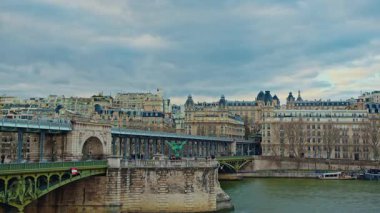 Paris, Fransa - 26.08.2025: Paris şehir metrosu bir köprünün üzerinden geçer. En eski yeşil metro hattı, Paris 'te 6 numara. Zaman Uygulaması.
