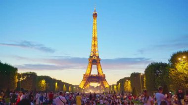 Paris, Fransa - 25.08.2025: Akşamları Eyfel Kulesi 'nde güzel bir ışık, gece şenlikli bir atmosfer yaratır. İnsanlar açılıp bu güzelliği görmeye geliyor. Zaman Uygulaması.