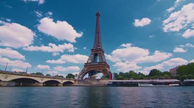 Paris, Fransa: Yaz aylarında Eyfel Kulesi ikonik simgelerinin zamanlaması.