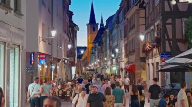 Çek Cumhuriyeti, Prag - 10.08.2025: Geceleri Prag 'da, çok sayıda turist eski kasaba köprüsünün caddelerinde gece boyunca yürüyor. Bohemya, Çek Cumhuriyeti.