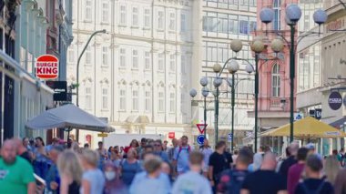 Çek Cumhuriyeti, Prag - 10.08.2025: Pek çok turist yazın eski Avrupa kenti Prag 'ın eski sokaklarında geziniyor. Bohemya, Çek Cumhuriyeti.