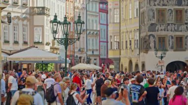 Çek Cumhuriyeti, Prag - 10.08.2025: Pek çok turist yazın eski Avrupa kenti Prag 'ın eski sokaklarında geziniyor. Bohemya, Çek Cumhuriyeti.