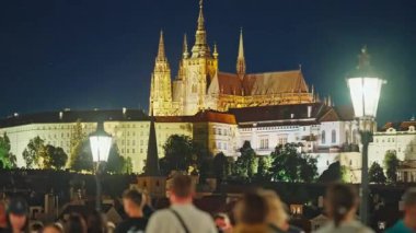 Çek, Prag - 10.08.2025: Prag Kalesi ve Charles Köprüsü 'nün muhteşem manzarası.