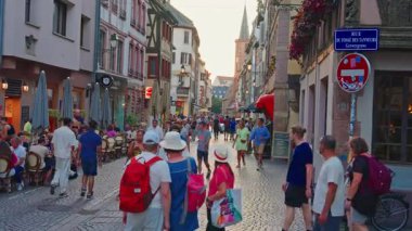 Strasbourg, Fransa - 15.08.2025: Fransa 'nın Alsace kentindeki geleneksel mimari ve kanallarla Strasbourg kenti boyunca yürümek.