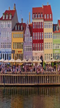 Kopenhag, Danimarka - 21.08.2025: Tarihsel Nyhavn rıhtımı, kanal ve eğlence bölgesi parlak renkli kasaba ve restoranlar, Kopenhag, Danimarka.