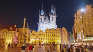 Prag, Çek Cumhuriyeti - 15.08.2025: Prag Eski Şehir Meydanı 'ndaki ortaçağ binaları gece aydınlandı.