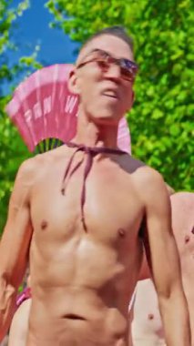 Kopenhag, Danimarka - 16 Ağustos 2025 Lgbt Onur Yürüyüşü. Aynı aşk konsepti. Biseksüeller gökkuşağı bayrağı takar. Onur geçidi LGBTQ toplumunu kutluyor.