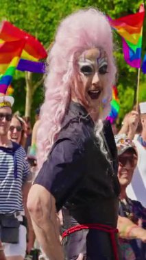 Kopenhag, Danimarka - 16 Ağustos 2025 Lgbt Onur Yürüyüşü. Aynı aşk konsepti. Biseksüeller gökkuşağı bayrağı takar. Onur geçidi LGBTQ toplumunu kutluyor.