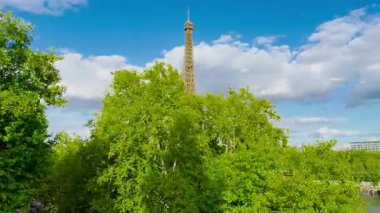 Paris, Fransa - 26.08.2025: Eyfel Kulesi 'nin güzel bir manzarası.