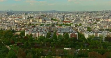 Fransız mimari cepheleri ve evlerin çatıları. Paris 'in çarpıcı hava manzarasını tecrübe edin. Paris 'in Çekimi başlıyor. Fransa 'nın başkentinde merkez bölge.