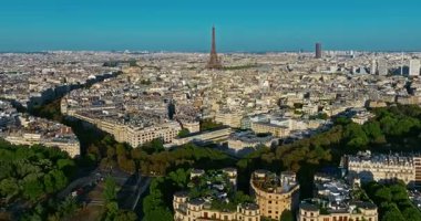 Yaz günü Eyfel Kulesi ile birlikte Paris 'in tarihi merkezinin havadan görüntüsü. Yukarıdan Paris Panoraması. Eiffel Kulesi ve Champ de Mars 'ta hava manzarası.