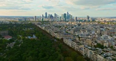Fransa, Paris 'in ticaret ve iş merkezi. Modern ticaret bölgesinin havadan görünüşü. Gelecekteki La Defense bölgesinde gökdelenler. İkonik gökdelenleri olan iş bölgesi.