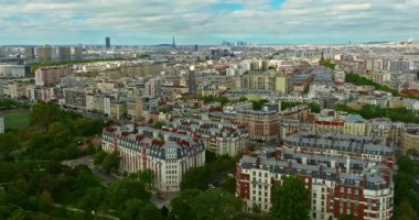 Fransız mimari cepheleri ve evlerin çatıları. Paris 'in çarpıcı hava manzarasını tecrübe edin. Paris 'in Çekimi başlıyor. Fransa 'nın başkentinde merkez bölge.