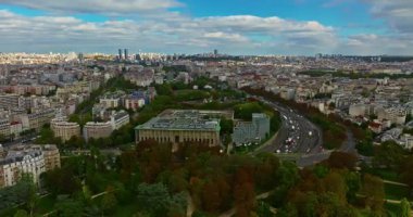 Fransız mimari cepheleri ve evlerin çatıları. Paris 'in çarpıcı hava manzarasını tecrübe edin. Paris 'in Çekimi başlıyor. Fransa 'nın başkentinde merkez bölge.