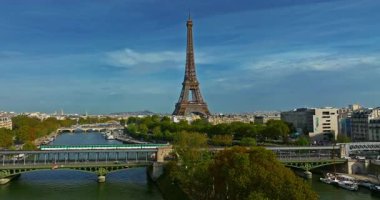 Yaz günü Eyfel Kulesi ile birlikte Paris 'in tarihi merkezinin havadan görüntüsü. Yukarıdan Paris Panoraması. Eiffel Kulesi ve Champ de Mars 'ta hava manzarası.