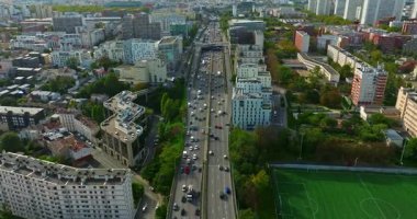 Fransız mimari cepheleri ve evlerin çatıları. Paris 'in çarpıcı hava manzarasını tecrübe edin. Paris 'in Çekimi başlıyor. Fransa 'nın başkentinde merkez bölge.