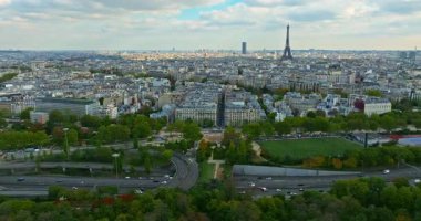 Yaz günü Eyfel Kulesi ile birlikte Paris 'in tarihi merkezinin havadan görüntüsü. Yukarıdan Paris Panoraması. Eiffel Kulesi ve Champ de Mars 'ta hava manzarası.