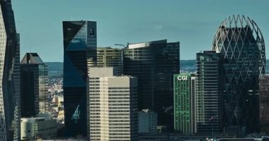 Fransa, Paris 'in ticaret ve iş merkezi. Modern ticaret bölgesinin havadan görünüşü. Gelecekteki La Defense bölgesinde gökdelenler. İkonik gökdelenleri olan iş bölgesi.