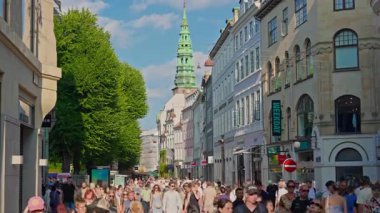 Kopenhag, Danimarka - 21.08.2025: İnsanlar yazın Kopenhag 'ın eski merkezinde geziniyorlar. Geleneksel Danimarka mimarisi.