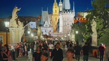 Çek Cumhuriyeti, Prag - 10.08.2025: Prag 'da gece Charles Köprüsü, birçok turist gece köprü boyunca yürür. Bohemya, Çek Cumhuriyeti.
