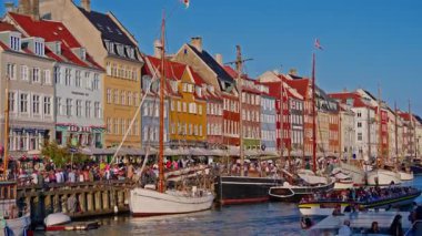 Kopenhag, Danimarka - 21.08.2025: Tarihsel Nyhavn rıhtımı, kanal ve eğlence bölgesi parlak renkli kasaba ve restoranlar, Kopenhag, Danimarka.