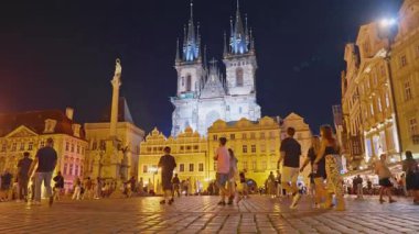Prag, Çek Cumhuriyeti - 15.08.2025: Prag Eski Şehir Meydanı 'ndaki ortaçağ binaları gece aydınlandı.