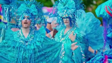 Kopenhag, Danimarka - 16 Ağustos 2025 Lgbt Onur Yürüyüşü. Aynı aşk konsepti. Biseksüeller gökkuşağı bayrağı takar. Onur geçidi LGBTQ toplumunu kutluyor.