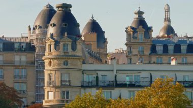 Paris 'in güzel tarihi çatıları. Fransa' nın başkentinde geleneksel mimari..