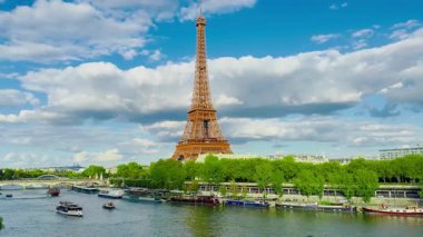 Paris, Fransa - 26.08.2025: Eyfel Kulesi 'nin güzel bir manzarası.