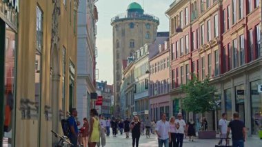Kopenhag, Danimarka - 21.08.2025: İnsanlar yazın Kopenhag 'ın eski merkezinde geziniyorlar. Geleneksel Danimarka mimarisi.