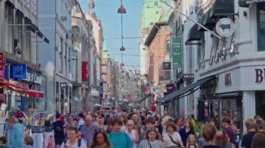 Kopenhag, Danimarka - 21.08.2025: İnsanlar yazın Kopenhag 'ın eski merkezinde geziniyorlar. Geleneksel Danimarka mimarisi.