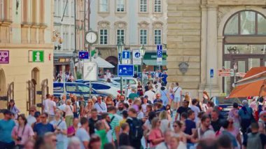 Çek Cumhuriyeti, Prag - 10.08.2025: Pek çok turist yazın eski Avrupa kenti Prag 'ın eski sokaklarında geziniyor. Bohemya, Çek Cumhuriyeti.