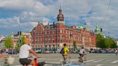 Kopenhag, Danimarka - 21.08.2025: Kopenhag 'ın merkezinde insanlar bisiklete biniyor. Bisikletler Kopenhag 'da ana ulaşım biçimidir..