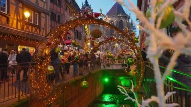Colmar, Fransa - 3.12.2025: Akşamları Noel ve Yeni Yıl sokak dekorasyonları. Noel Pazarı Colmar, Alsace, Fransa 