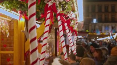 Strasbourg, Fransa - 1 Aralık 2025: Strazburg 'da Noel' in kalbinde Noel pazarı. Piyasada satılık sokak yemekleri ve sıcak içecekler.