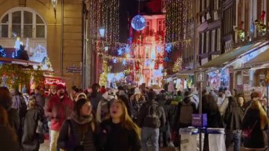 Strasbourg, Fransa - 1 Aralık 2025: Strazburg 'da Noel' in kalbinde Noel pazarı. Strasbourg Katedrali.