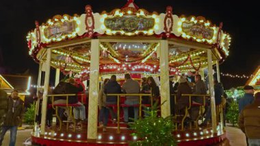 Colmar, Fransa - 3.12.2025: Colmar 'da güzel aydınlatmalara sahip çocuklar ve yetişkinler için eğlence ve eğlence dolu bir Noel fuarı.