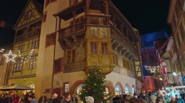 Colmar, Fransa - 3.12.2025: Akşamları Noel ve Yeni Yıl sokak dekorasyonları. Noel Pazarı Colmar, Alsace, Fransa.