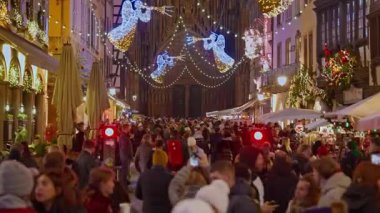 Strasbourg, Fransa - 1 Aralık 2025: Strazburg 'da Noel' in kalbinde Noel pazarı. Strasbourg Katedrali.