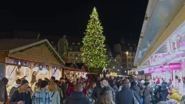Strasbourg, Fransa - 1 Aralık 2025: Strazburg 'daki Noel Pazarı. Kocaman bir Noel ağacı olan Kleber Meydanı..