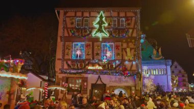 Fransa, Colmar - 03.12.2025: Colmar 'da Noel için akşam saatlerinde güzel sokak dekorasyonları aydınlatması. Noel Pazarı Colmar, Alsace, Fransa.