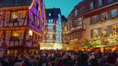 Fransa, Colmar - 03.12.2025: Colmar 'da Noel için akşam saatlerinde güzel sokak dekorasyonları aydınlatması. Noel Pazarı Colmar, Alsace, Fransa.